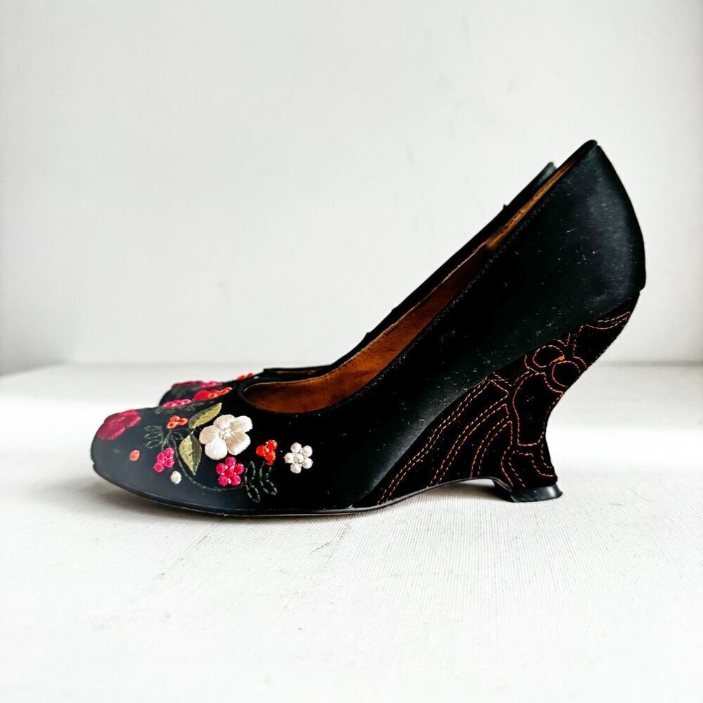 Vintage Sam Edelman Black Suede Wedge Floral Embroidered Heels 7 - Picture 3 of 11
